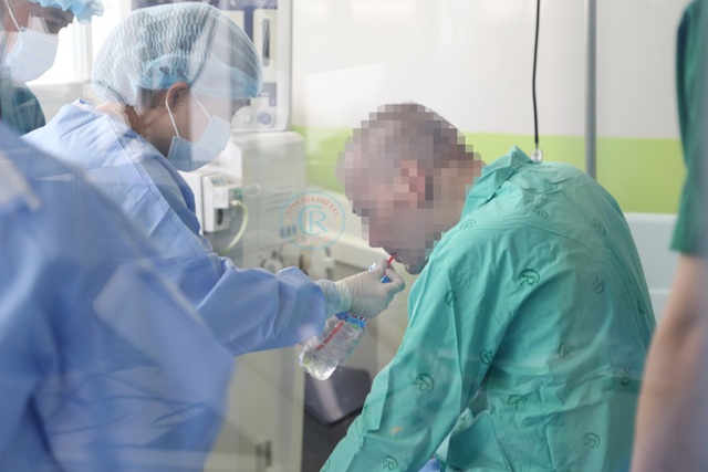 Bác sĩ “làm xiếc trên dây” khi điều trị nam phi công nhiễm Covid-19 - 1 Bác sĩ “làm xiếc trên dây” khi điều trị nam phi công nhiễm Covid-19 - 1