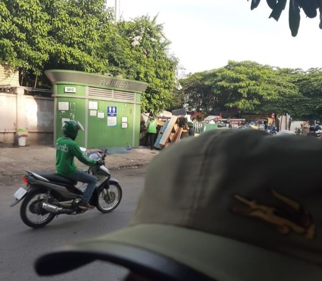 Thi thể nam thanh niên trong nhà vệ sinh công cộng gần Bến xe Mỹ Đình - 1 Thi thể nam thanh niên trong nhà vệ sinh công cộng gần Bến xe Mỹ Đình - 1