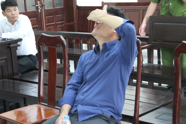 Giám đốc gọi giang hồ vây ô tô chở công an lãnh thêm 3 năm tù - 1 Giám đốc gọi giang hồ vây ô tô chở công an lãnh thêm 3 năm tù - 1