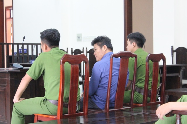 Giám đốc gọi giang hồ vây ô tô chở công an lãnh thêm 3 năm tù - 2 Giám đốc gọi giang hồ vây ô tô chở công an lãnh thêm 3 năm tù - 2
