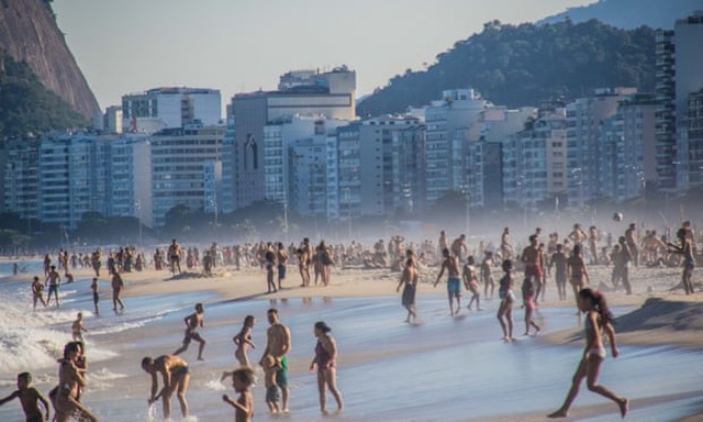 Hơn 51.000 người chết vì Covid-19, dân Brazil vẫn đổ xô tới bãi biển