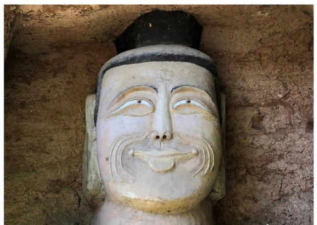 Bức tượng Phật trong hang đá mỉm cười gây xôn xao - 3