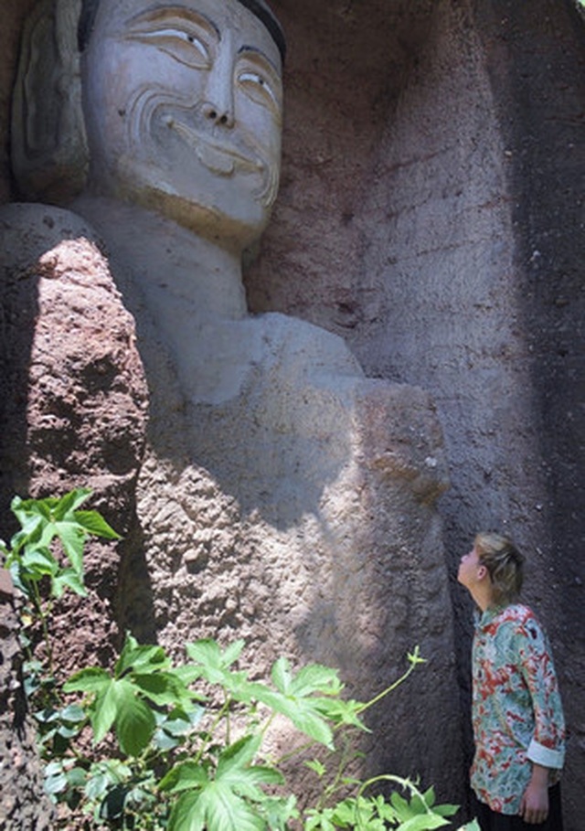 Bức tượng Phật trong hang đá mỉm cười gây xôn xao - 4