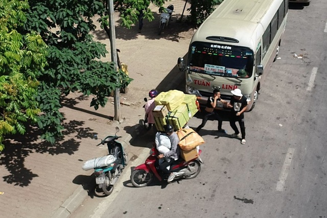 Nhìn từ trên cao nạn xe khách bất trị tại Hà Nội - 2