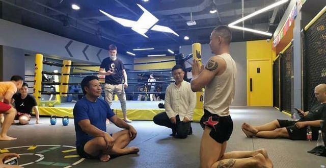 “Quái thú” kickboxing quỳ lạy, nhận đại sư Thái Cực Quyền làm sư phụ - 1 “Quái thú” kickboxing quỳ lạy, nhận đại sư Thái Cực Quyền làm sư phụ - 1
