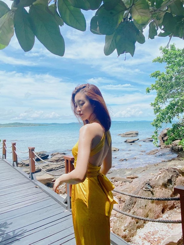 Vẻ gợi cảm mê hồn của các mỹ nhân từ Bắc tới Nam giữa nắng nóng cao điểm - 10 Vẻ gợi cảm mê hồn của các mỹ nhân từ Bắc tới Nam giữa nắng nóng cao điểm - 10