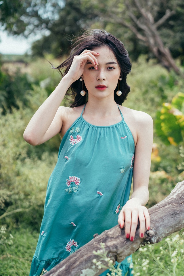 Vẻ gợi cảm mê hồn của các mỹ nhân từ Bắc tới Nam giữa nắng nóng cao điểm - 17 Vẻ gợi cảm mê hồn của các mỹ nhân từ Bắc tới Nam giữa nắng nóng cao điểm - 17