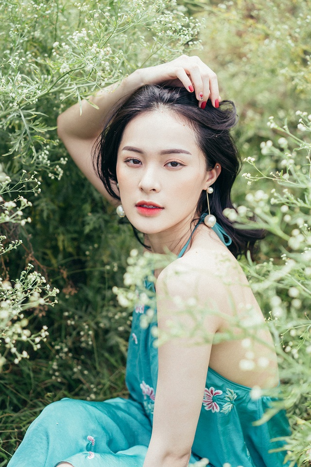 Vẻ gợi cảm mê hồn của các mỹ nhân từ Bắc tới Nam giữa nắng nóng cao điểm - 16 Vẻ gợi cảm mê hồn của các mỹ nhân từ Bắc tới Nam giữa nắng nóng cao điểm - 16