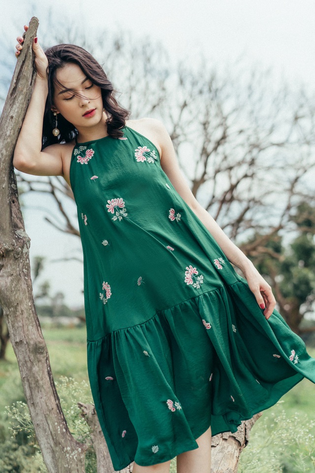 Vẻ gợi cảm mê hồn của các mỹ nhân từ Bắc tới Nam giữa nắng nóng cao điểm - 18 Vẻ gợi cảm mê hồn của các mỹ nhân từ Bắc tới Nam giữa nắng nóng cao điểm - 18