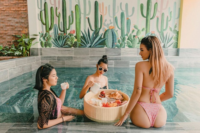 Vẻ gợi cảm mê hồn của các mỹ nhân từ Bắc tới Nam giữa nắng nóng cao điểm - 13 Vẻ gợi cảm mê hồn của các mỹ nhân từ Bắc tới Nam giữa nắng nóng cao điểm - 13