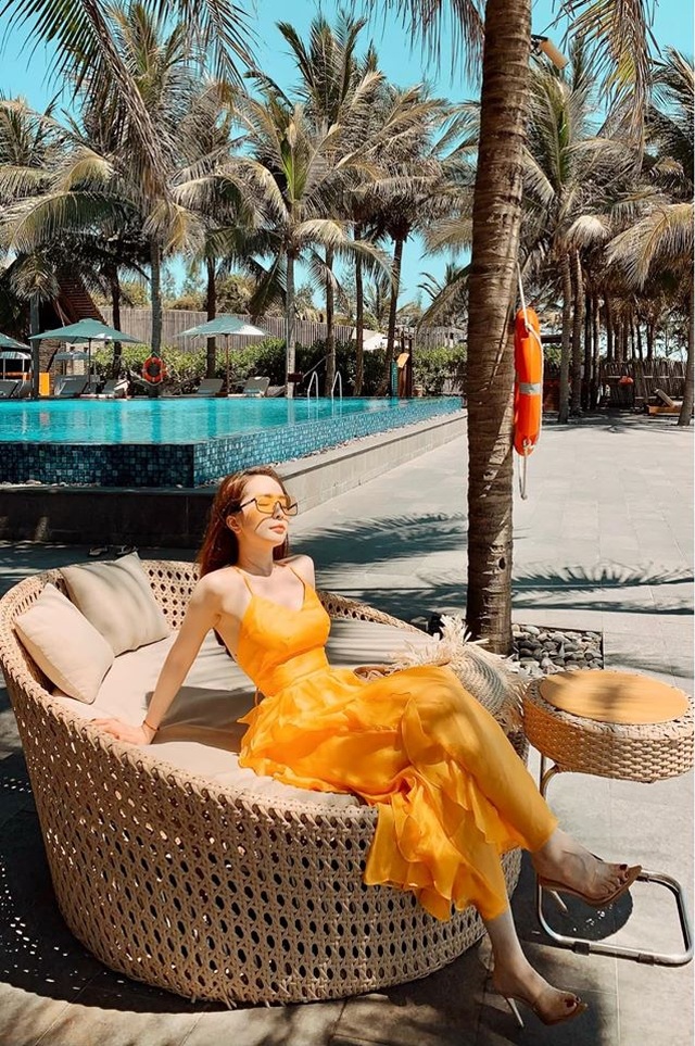 Vẻ gợi cảm mê hồn của các mỹ nhân từ Bắc tới Nam giữa nắng nóng cao điểm - 12 Vẻ gợi cảm mê hồn của các mỹ nhân từ Bắc tới Nam giữa nắng nóng cao điểm - 12