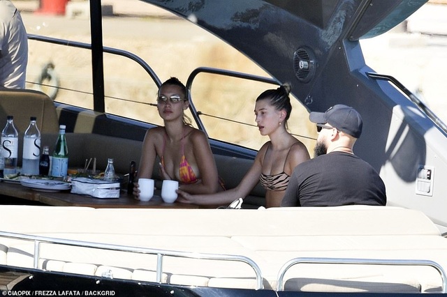 Bella Hadid và Hailey Bieber đi nghỉ mát bằng máy bay riêng - 1