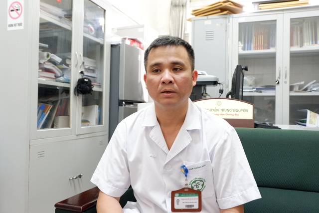 Người đàn ông sưng phù tay, hoại tử sau khi bị con rắn “tưởng đã chết” cắn - 2 Người đàn ông sưng phù tay, hoại tử sau khi bị con rắn “tưởng đã chết” cắn - 2