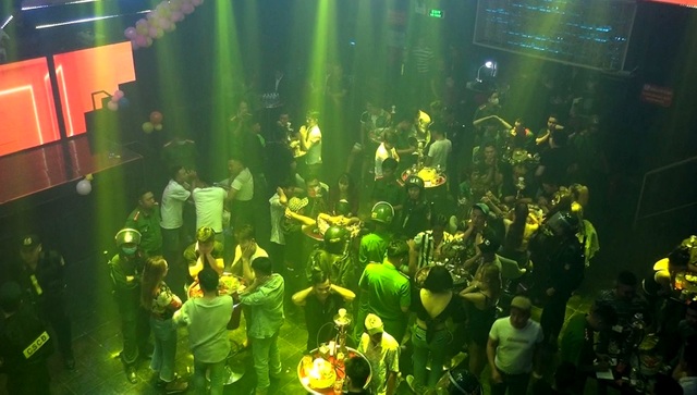 Kiểm tra quán beer club, phát hiện nhóm nghi bảo kê, cho vay nặng lãi - 1 Kiểm tra quán beer club, phát hiện nhóm nghi bảo kê, cho vay nặng lãi - 1