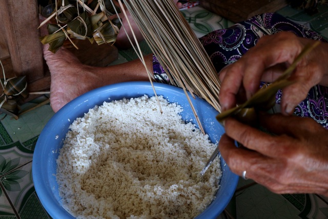 Bánh ú tro truyền thống tất bật vào vụ Tết Đoan Ngọ - 2 Bánh ú tro truyền thống tất bật vào vụ Tết Đoan Ngọ - 2
