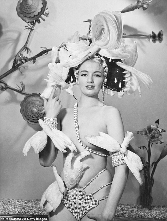 Đấu giá những bức phác họa phục trang gợi cảm của vũ nữ thập niên 1960 - 2