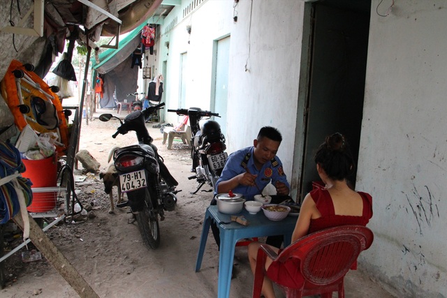 Mất việc do Covid-19: Công nhân xoay sở đủ nghề tạm để đắp đổi qua ngày - 6 Mất việc do Covid-19: Công nhân xoay sở đủ nghề tạm để đắp đổi qua ngày - 6