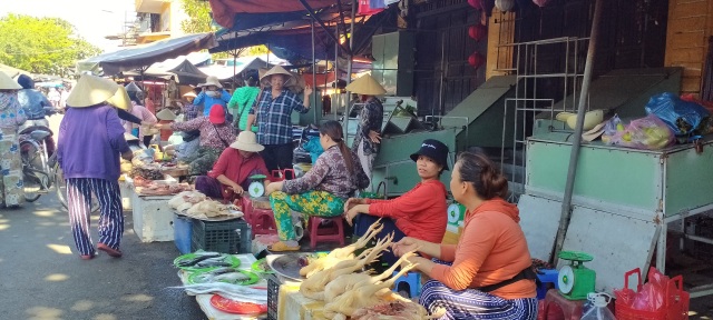 Bánh ú tro, vải thiều đắt hàng dịp Tết Đoan Ngọ ở Hội An - 4 Bánh ú tro, vải thiều đắt hàng dịp Tết Đoan Ngọ ở Hội An - 4