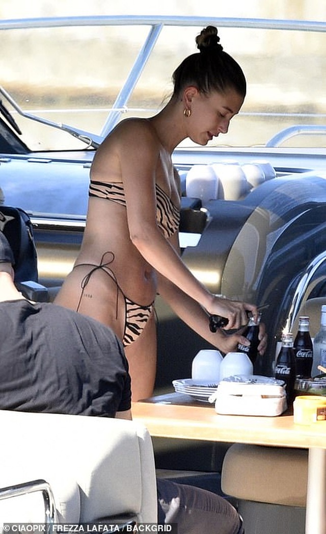 Bella Hadid và Hailey Bieber đi nghỉ mát bằng máy bay riêng - 5 Bella Hadid và Hailey Bieber đi nghỉ mát bằng máy bay riêng - 5