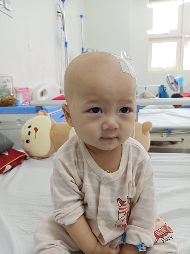 Cầu mong phép mầu đến với bé trai 1 tuổi bị ung thư kép hành hạ - 3 Cầu mong phép mầu đến với bé trai 1 tuổi bị ung thư kép hành hạ - 3