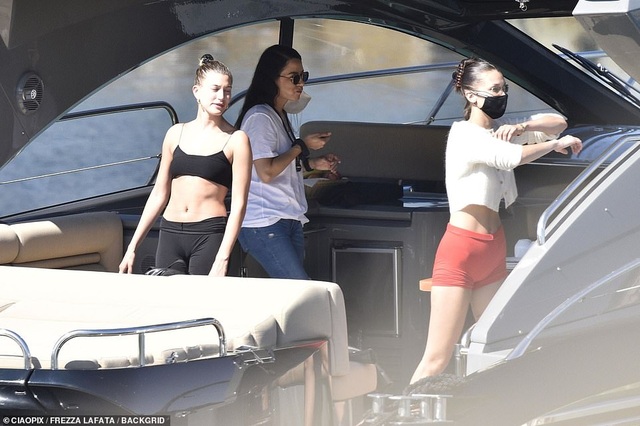 Bella Hadid và Hailey Bieber đi nghỉ mát bằng máy bay riêng - 8 Bella Hadid và Hailey Bieber đi nghỉ mát bằng máy bay riêng - 8