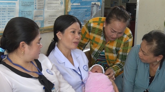 Trẻ sơ sinh bị bỏ trong bụi cây, côn trùng bu khắp người - 2 Trẻ sơ sinh bị bỏ trong bụi cây, côn trùng bu khắp người - 2