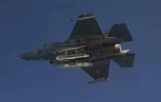 Mỹ khoe ảnh “tia chớp” F-35A thử bom hạt nhân - 2 Mỹ khoe ảnh “tia chớp” F-35A thử bom hạt nhân - 2