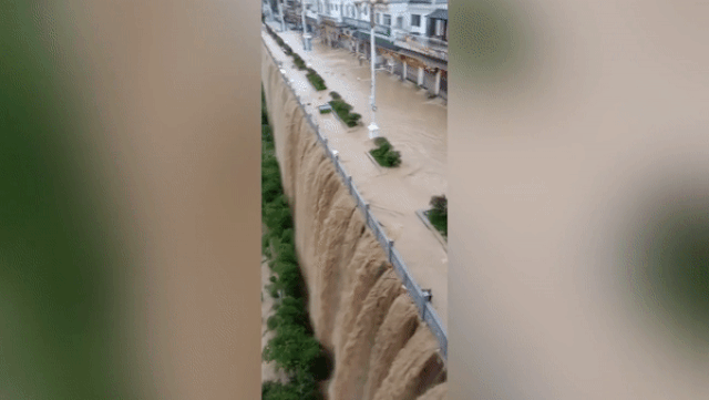 Nước lũ cuồn cuộn biến đường đê thành thác nước - 2 Nước lũ cuồn cuộn biến đường đê thành thác nước - 2
