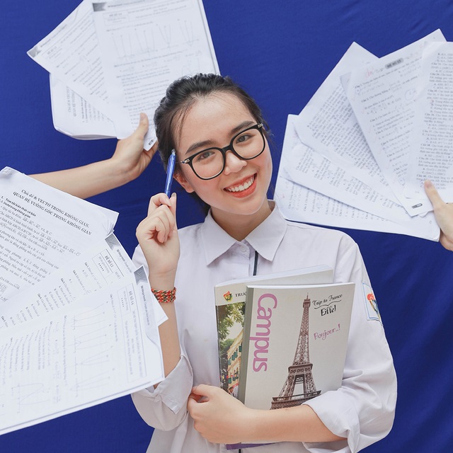 Teen cuối cấp THPT Việt Đức “khoe khéo” thành tích trong ảnh kỷ yếu - 4 Teen cuối cấp THPT Việt Đức “khoe khéo” thành tích trong ảnh kỷ yếu - 4