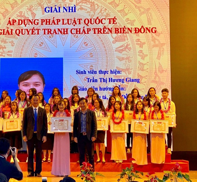 Nữ sinh tốt nghiệp loại Giỏi Học viện An ninh cháy hết mình với đam mê - 2 Nữ sinh tốt nghiệp loại Giỏi Học viện An ninh cháy hết mình với đam mê - 2