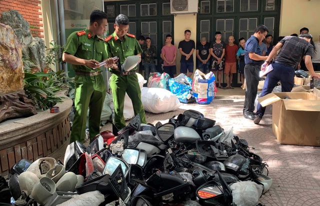 Triệt phá đường dây trộm cắp phụ tùng ô tô “khủng” ở Hà Nội - 1 Triệt phá đường dây trộm cắp phụ tùng ô tô “khủng” ở Hà Nội - 1