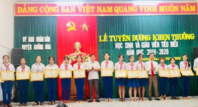 Tuyên dương, khen thưởng học sinh, giáo viên tiêu biểu tại huyện miền núi - 1