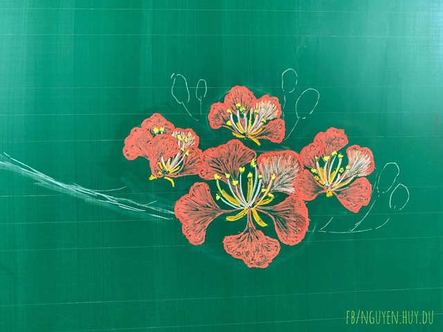 Thầy giáo 9X vẽ hoa phượng trên bảng phấn gây sốt cộng đồng mạng  VTVVN