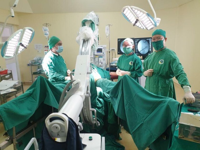 Bé trai trượt chỏm xương đùi cả 2 bên khi chơi đá bóng - 2 Bé trai trượt chỏm xương đùi cả 2 bên khi chơi đá bóng - 2