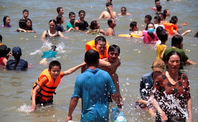 Bãi biển đông nghịt người tắm xả xui giữa trưa Tết Đoan Ngọ - 2