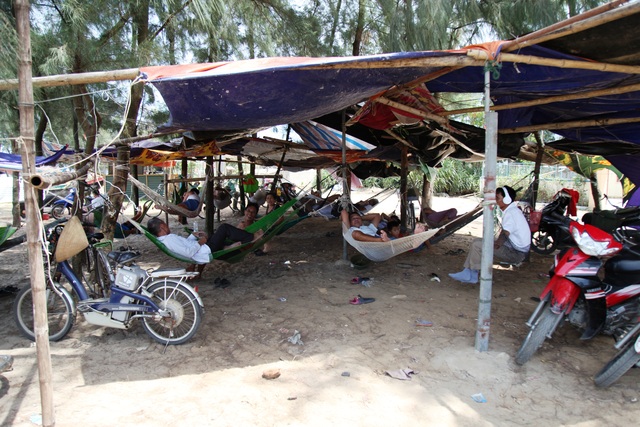 Người dân đổ ra bờ biển dựng lều, mắc võng tránh nóng - 1 Người dân đổ ra bờ biển dựng lều, mắc võng tránh nóng - 1