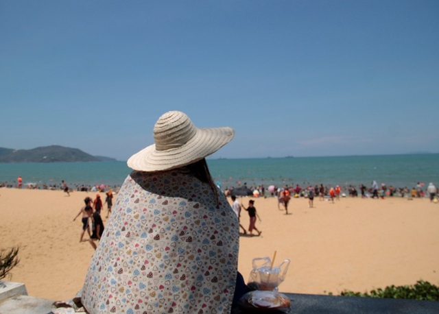 Bãi biển đông nghịt người tắm xả xui giữa trưa Tết Đoan Ngọ - 5 Bãi biển đông nghịt người tắm xả xui giữa trưa Tết Đoan Ngọ - 5
