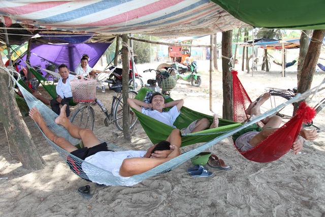Người dân đổ ra bờ biển dựng lều, mắc võng tránh nóng - 4 Người dân đổ ra bờ biển dựng lều, mắc võng tránh nóng - 4