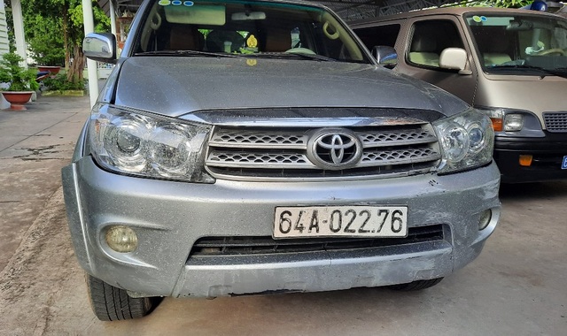 Chở thuốc lá lậu bị phát hiện, tài xế cố tình va xe vào xe biển xanh - 2 Chở thuốc lá lậu bị phát hiện, tài xế cố tình va xe vào xe biển xanh - 2