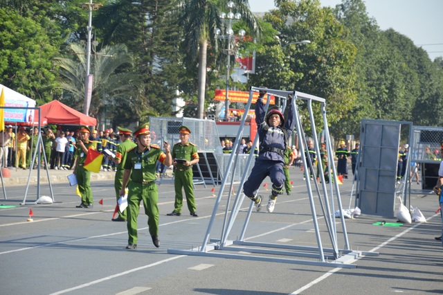 Cảnh sát 7 tỉnh “đội nắng” thi dập lửa, cứu người - 3 Cảnh sát 7 tỉnh “đội nắng” thi dập lửa, cứu người - 3