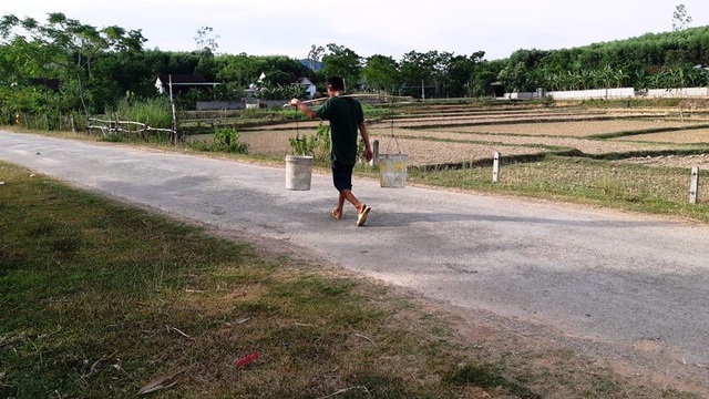 Nắng nóng kéo dài người dân miền núi lâm vào cảnh khát nước sinh hoạt - 4 Nắng nóng kéo dài người dân miền núi lâm vào cảnh khát nước sinh hoạt - 4