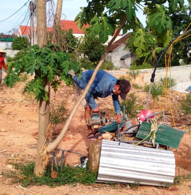 Nắng nóng kéo dài người dân miền núi lâm vào cảnh khát nước sinh hoạt - 2 Nắng nóng kéo dài người dân miền núi lâm vào cảnh khát nước sinh hoạt - 2