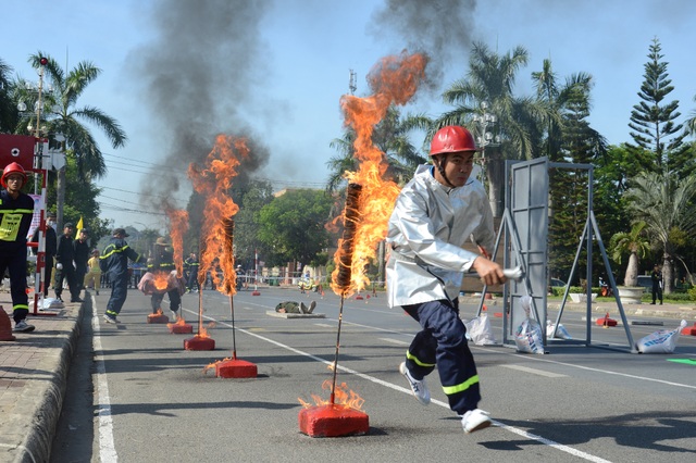 Cảnh sát 7 tỉnh “đội nắng” thi dập lửa, cứu người - 1 Cảnh sát 7 tỉnh “đội nắng” thi dập lửa, cứu người - 1