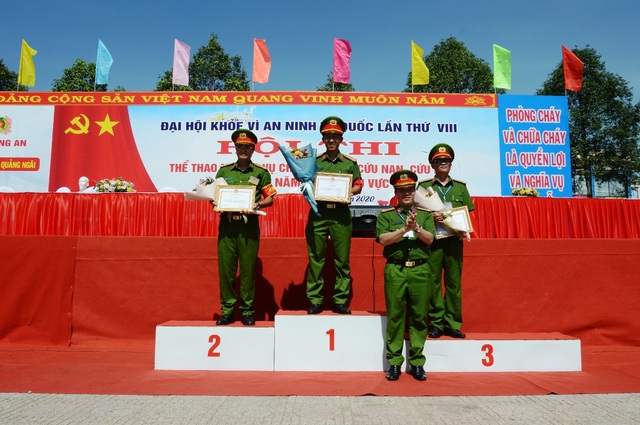 Cảnh sát 7 tỉnh “đội nắng” thi dập lửa, cứu người - 5 Cảnh sát 7 tỉnh “đội nắng” thi dập lửa, cứu người - 5