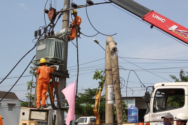 Giông lốc tốc mái hàng chục nhà dân, quật gãy trụ điện - 9 Giông lốc tốc mái hàng chục nhà dân, quật gãy trụ điện - 9