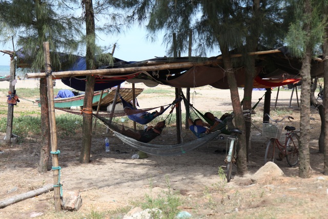 Người dân đổ ra bờ biển dựng lều, mắc võng tránh nóng - 9 Người dân đổ ra bờ biển dựng lều, mắc võng tránh nóng - 9