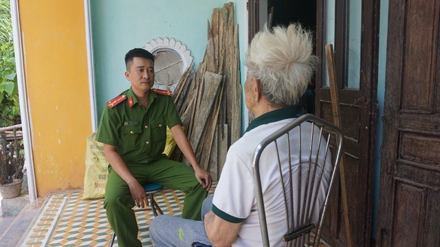 Tưởng được xây sửa nhà tình nghĩa, nhiều người nghèo bị lừa tiền - 1 Tưởng được xây sửa nhà tình nghĩa, nhiều người nghèo bị lừa tiền - 1