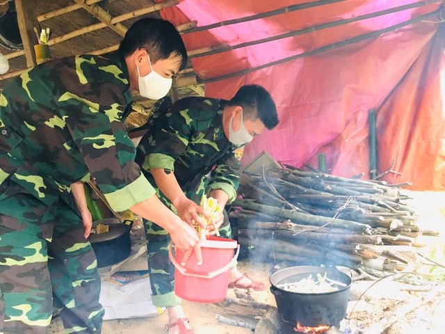 Những người lính ngày đêm phòng, chống dịch Covid-19 nơi biên giới - 9