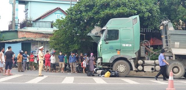 Dừng xe tại ngã 3, thanh niên bị xe đầu kéo chạy cùng chiều tông tử vong - 1 Dừng xe tại ngã 3, thanh niên bị xe đầu kéo chạy cùng chiều tông tử vong - 1