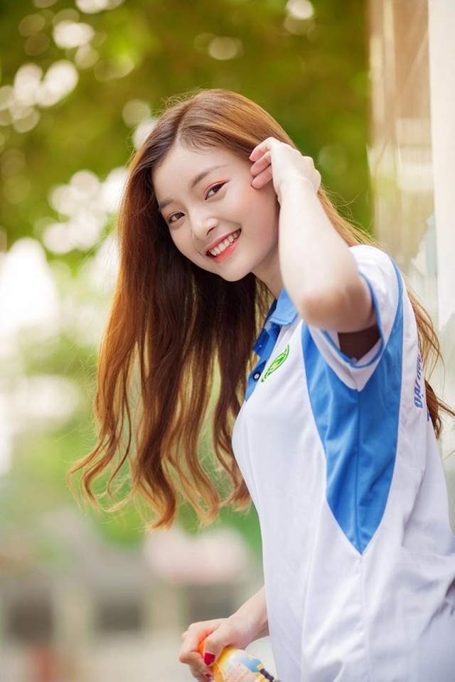 Á khôi Tài sắc Việt Nam đẹp rạng ngời trong bộ đồng phục giản dị - 4 Á khôi Tài sắc Việt Nam đẹp rạng ngời trong bộ đồng phục giản dị - 4